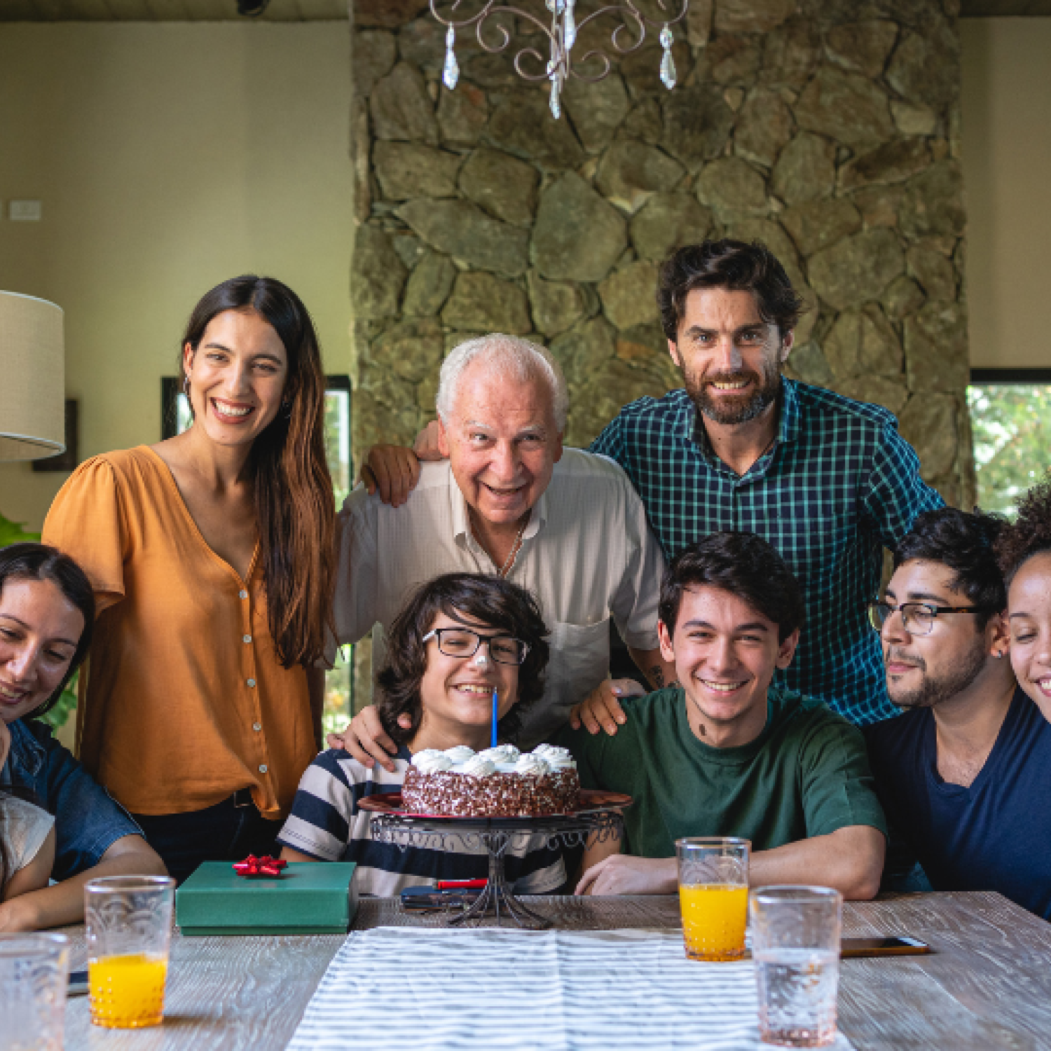 Família reunida em um momento de comemoração