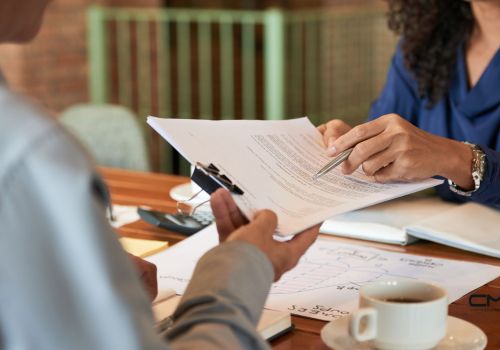 Pessoa recebendo documentação sobre a regulamentação