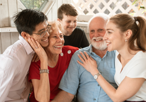 Família reunida com pais de uma criança, avós e a criança.